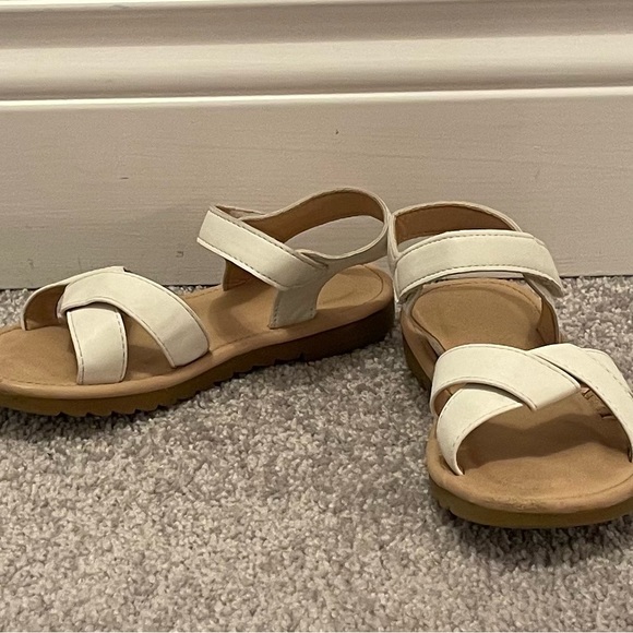 GIRLS WHITE SANDALS - SIZE 12 - Picture 2 of 3